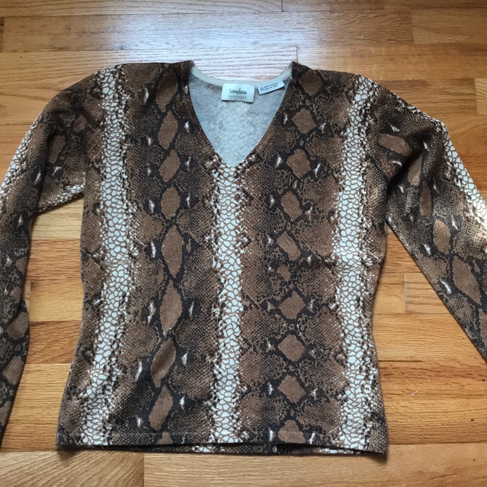 Neiman Marcus cashmere v neck sweater medium